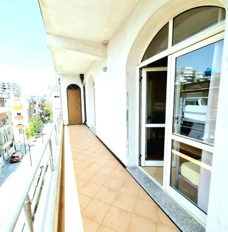 Luckyshine Hostel Vlorë Extérieur photo