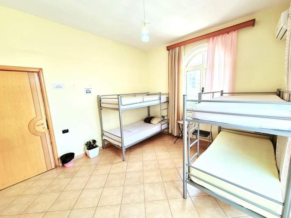Luckyshine Hostel Vlorë Extérieur photo