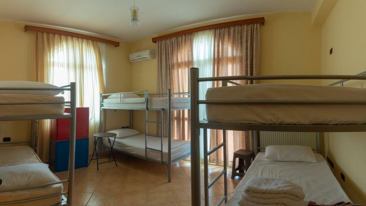 Luckyshine Hostel Vlorë Extérieur photo
